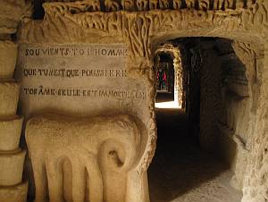 Auch in  den geheimnisvollen Grotten finden sich kryptische Inschriften.