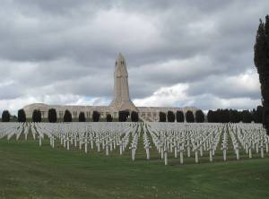 Das Beinhaus von Douaumont bewahrt die Gebeine von mehr als 130.000 unidentifizierten Soldaten beider Länder auf.