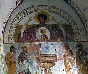 Die Kirche zeigt Wandmalereien im byzantinischen Stil – Relikte von Filmarbeiten.