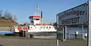 Die „Stolpmünde" verbindet mit ihren zahlreichen Fahrten die beiden Kanalufer.