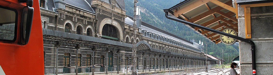 Vor der Kulisse der Pyrenäen: Der Bahnhof Canfranc kündet noch immer von vergangener Pracht.