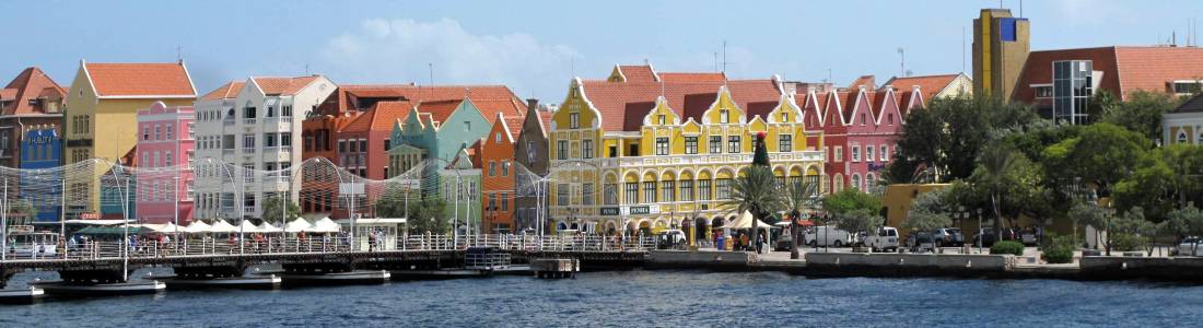 Blick auf die Handelskade: Curaçaos Hauptstadt Willemstad zeigt sich von ihrer schönsten Seite.